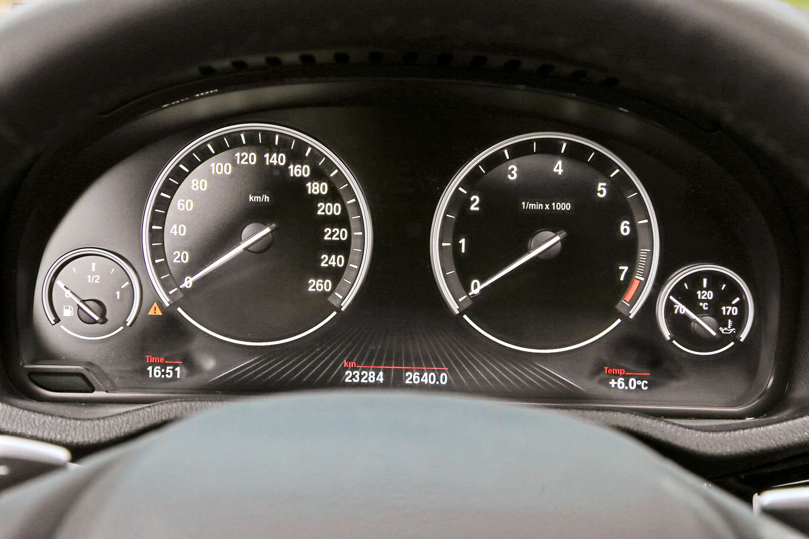 BMW X3 xDrive 20i. То, что это приборы «баварца», поймешь сразу. Дизайн шкал и оцифровка не меняются долгие годы, и это здорово.