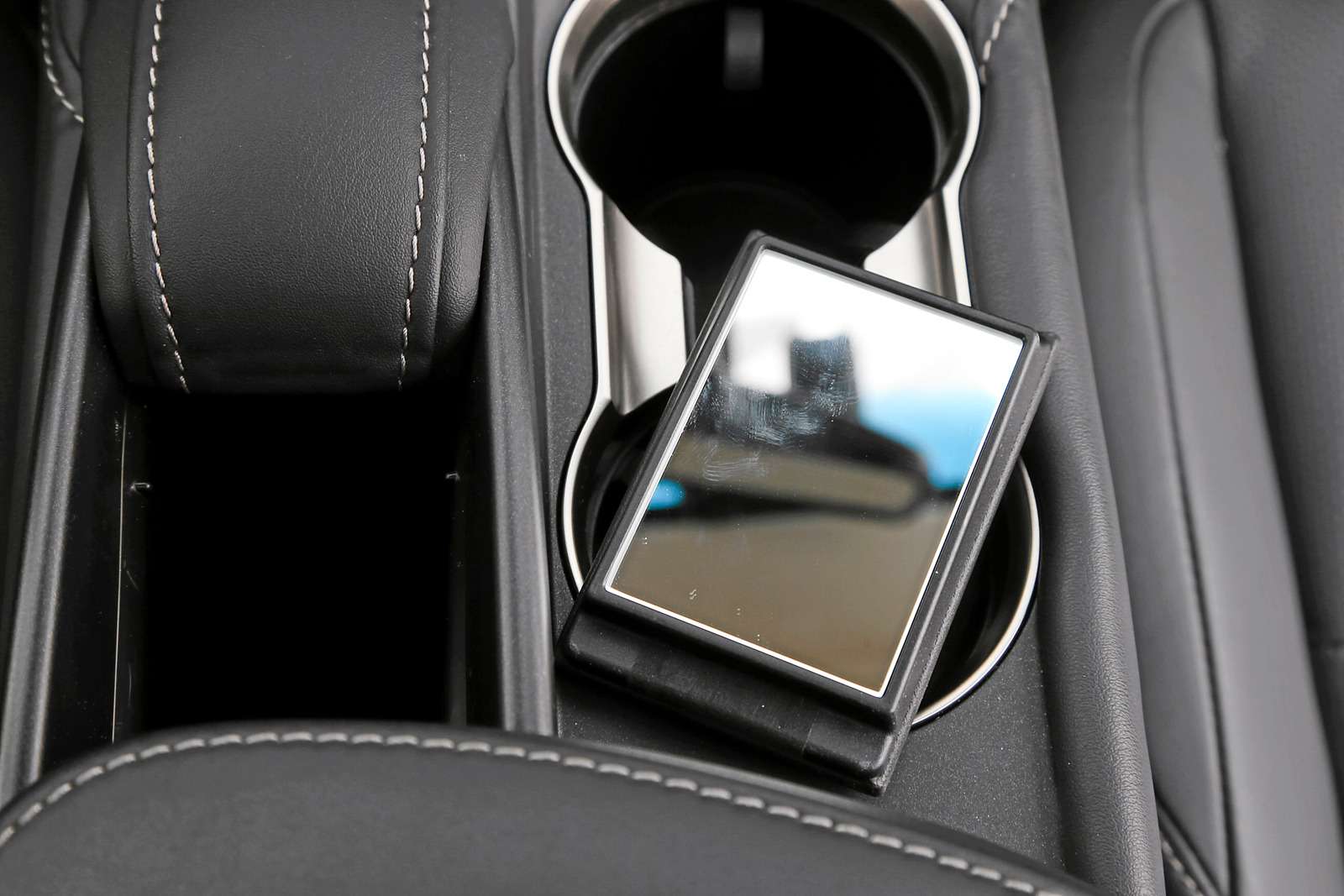 Lexus NX 200t. Съемное макияжное зеркальце особенно обрадует представительниц прекрасного пола.