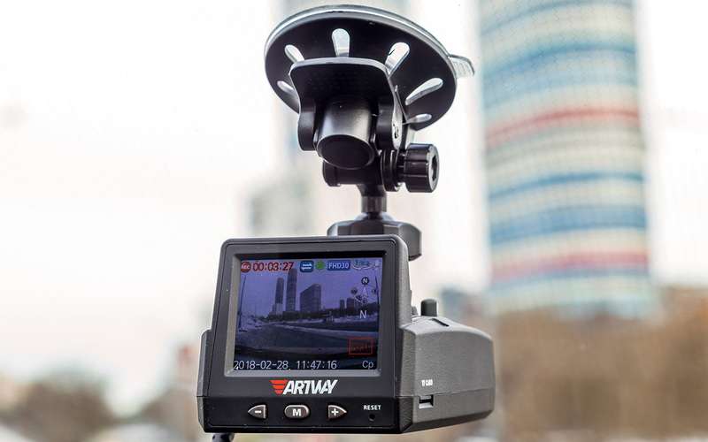 Видеорегистраторы с радар-детектором — бюджетные против дорогого