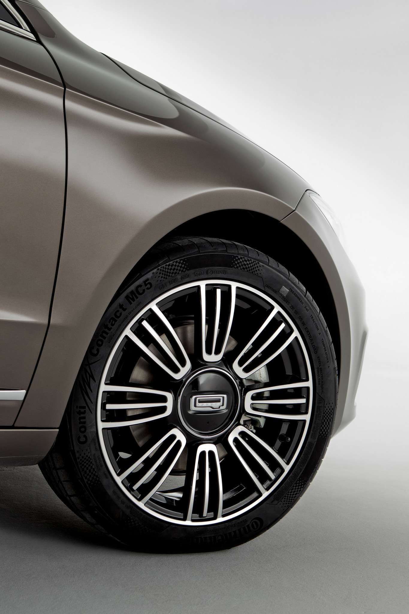 649718_Qoros 3 Sedan — detail — front qtr wheel turned