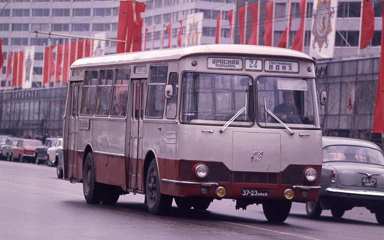 Внешне ЛиАЗ с совершенно новым кузовом ­с большой площадью остекления в конце 1960‑х годов выглядел вполне современно.