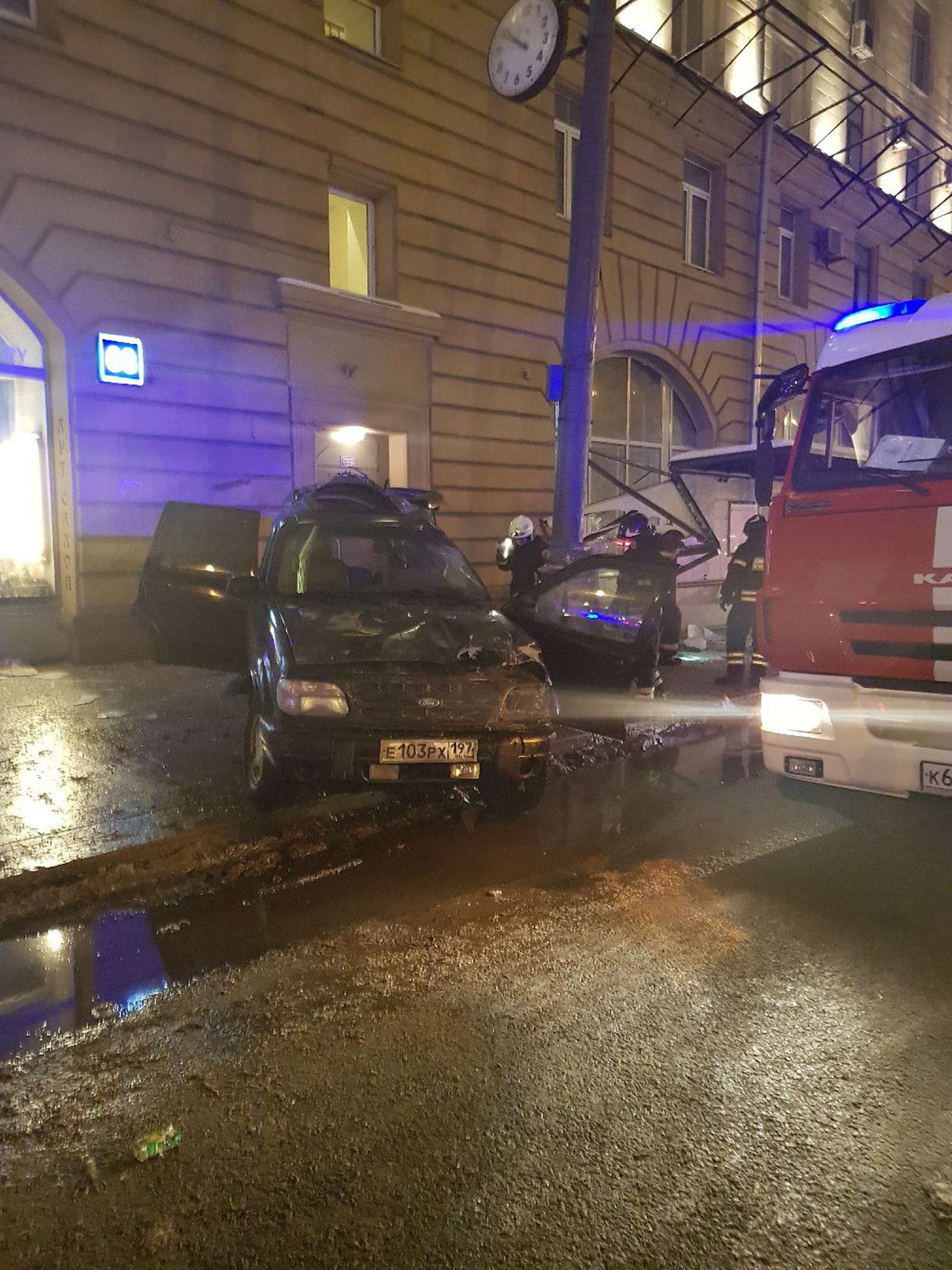 Страшное ДТП в Москве: спасатели обнаружили труп пассажира в багажнике — фото 839005