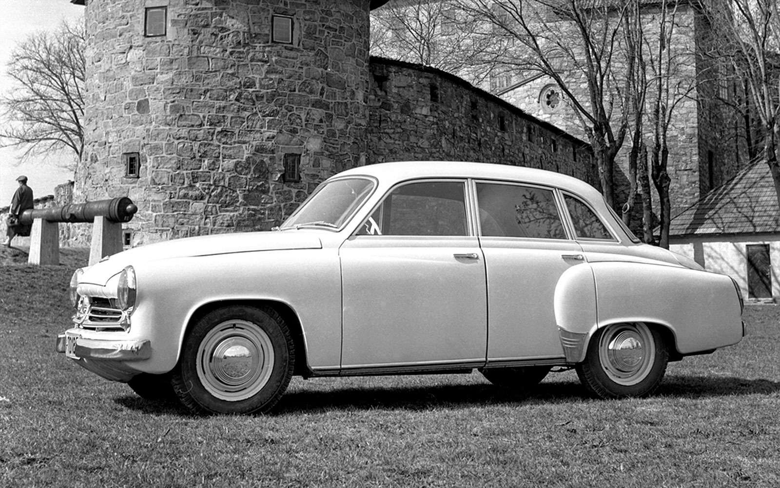 В 1955-м появился прототип нового айзенахского автомобиля. Дизайн машины сделал Ганс Флейшер, тот самый, что на рубеже 1950-х спроектировал новый солидный BMW. Теперь машину назвали Wartburg, окончательно отказавшись от баварского наследия. Кстати, так именовался первый автомобиль завода в Айзенахе, сделанный в 1899 г. В основе нового переднеприводного Вартбурга-311 лежала конструкция IFA, то есть – DKW. Эту концепцию в ГДР сохранили до… начала 1990-х, когда Германия вновь стала единой.