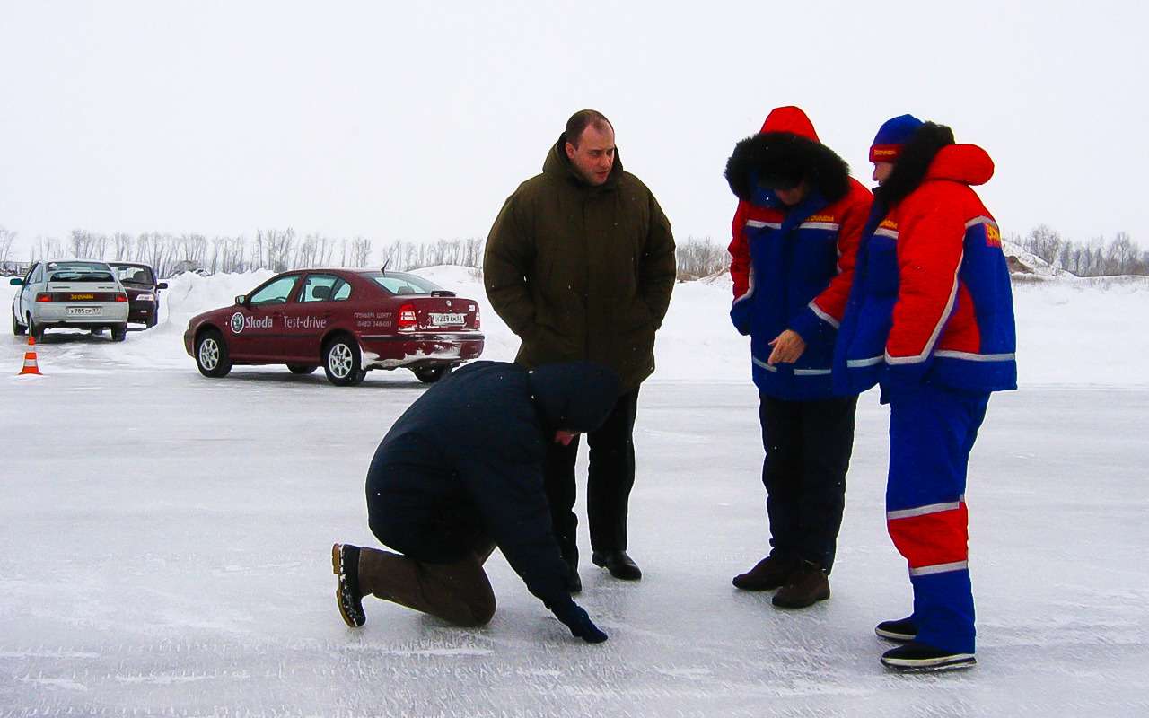 Визит технарей Michelin на наш зимние тесты в январе 2005 года. Специалисты тщательно изучают структуру снега и льда.