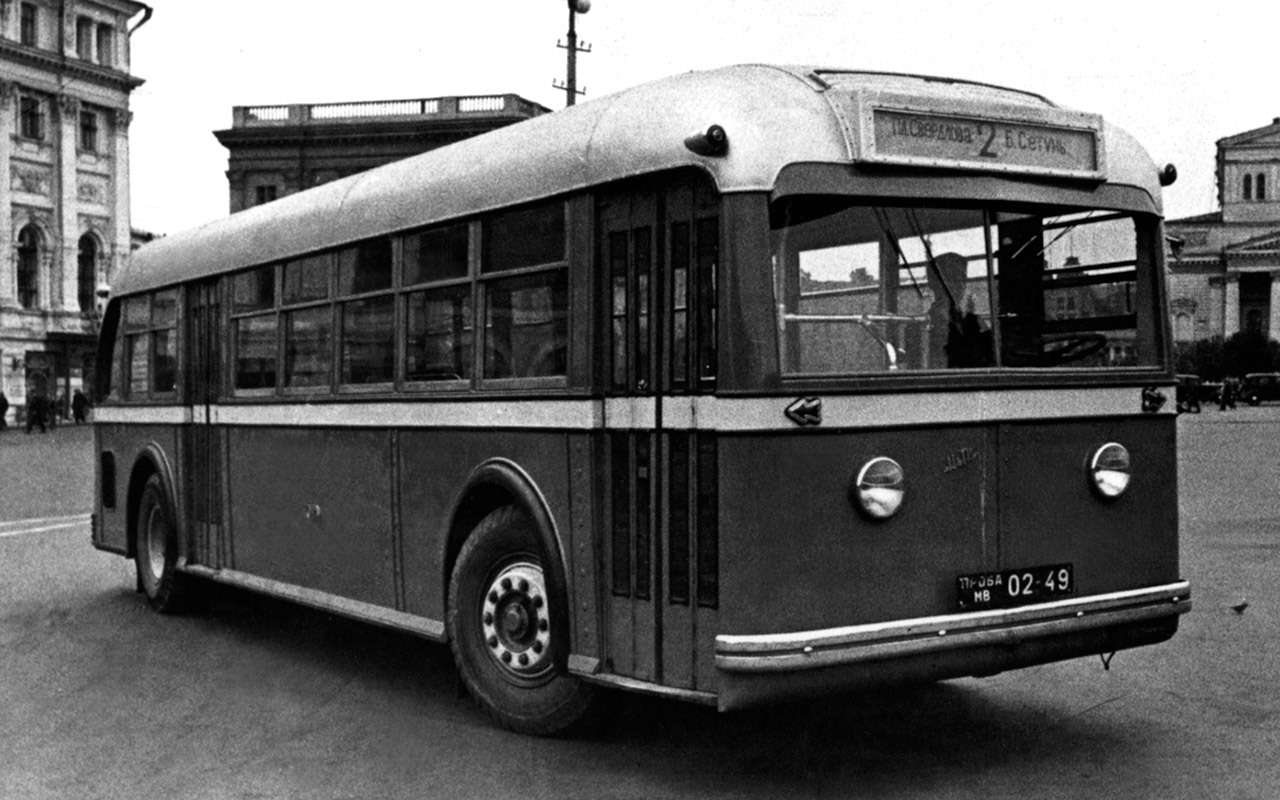 У ЗИС‑154 был предшественник – экспериментальный заднемоторный автобус НАТИ-А 1938 года. Эту машину копировали с передового американского автобуса Yellow Coach, который закупили в США для изучения в НАТИ.