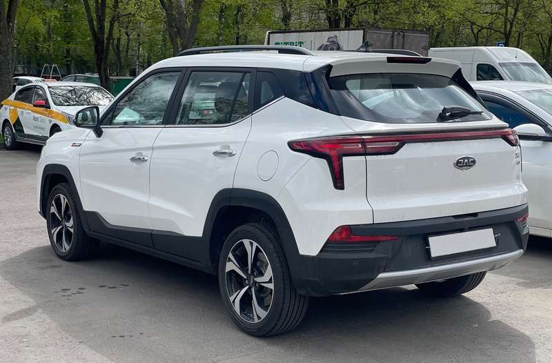New JAC crossover spotted at dealer in Russia