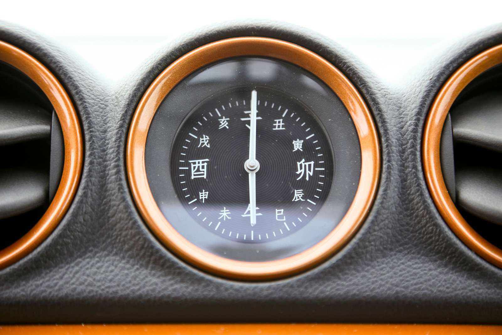 Suzuki Vitara. Часы с иероглифами кандзи – удачная находка. Можно выбрать и традиционные, с арабскими цифрами.