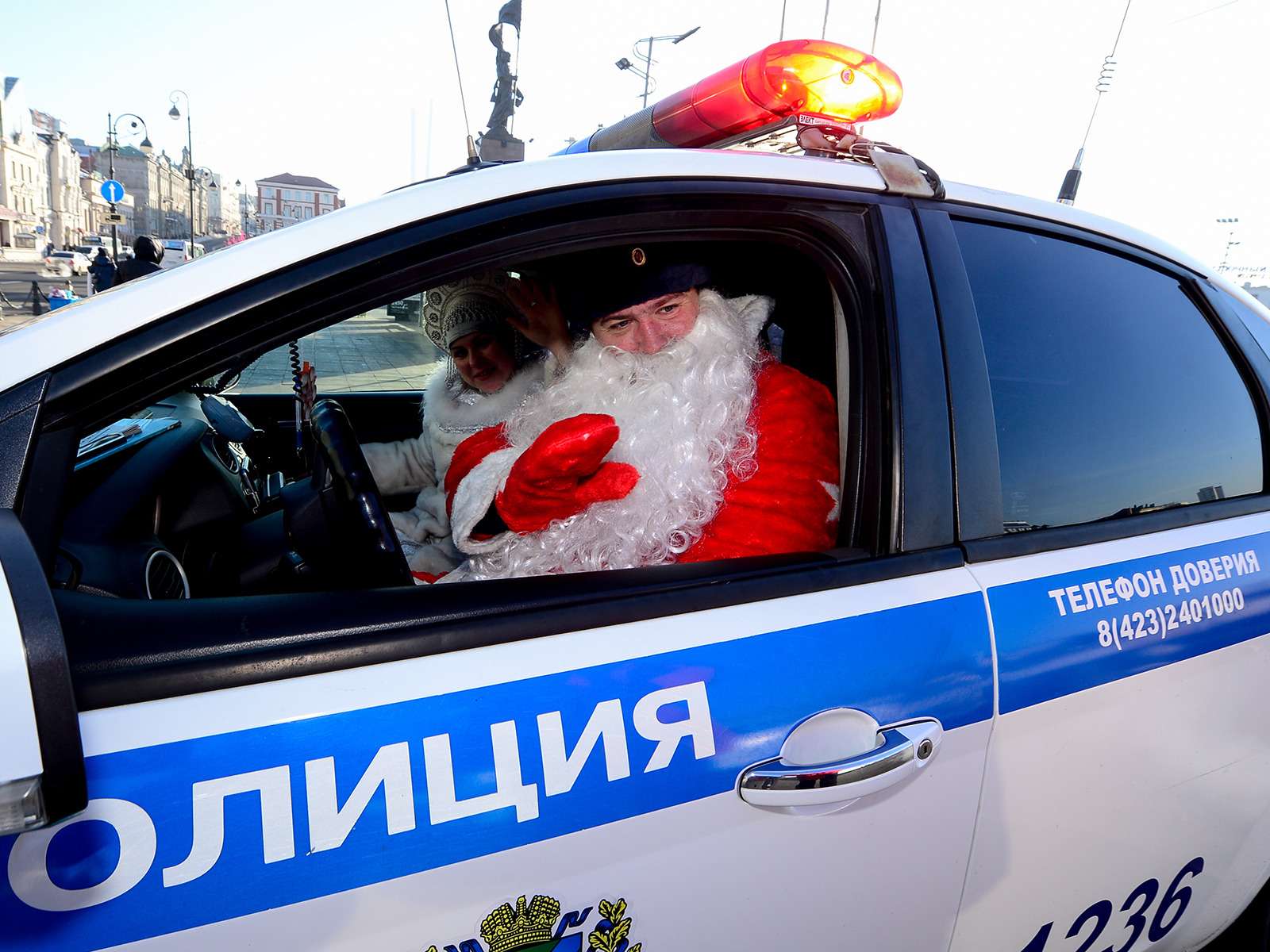 Кадр не обязательно постановочный. Иногда сотрудники ГИБДД действительно выдают Деду Морозу свой транспорт – в частности, так случалось в Павловском Посаде.