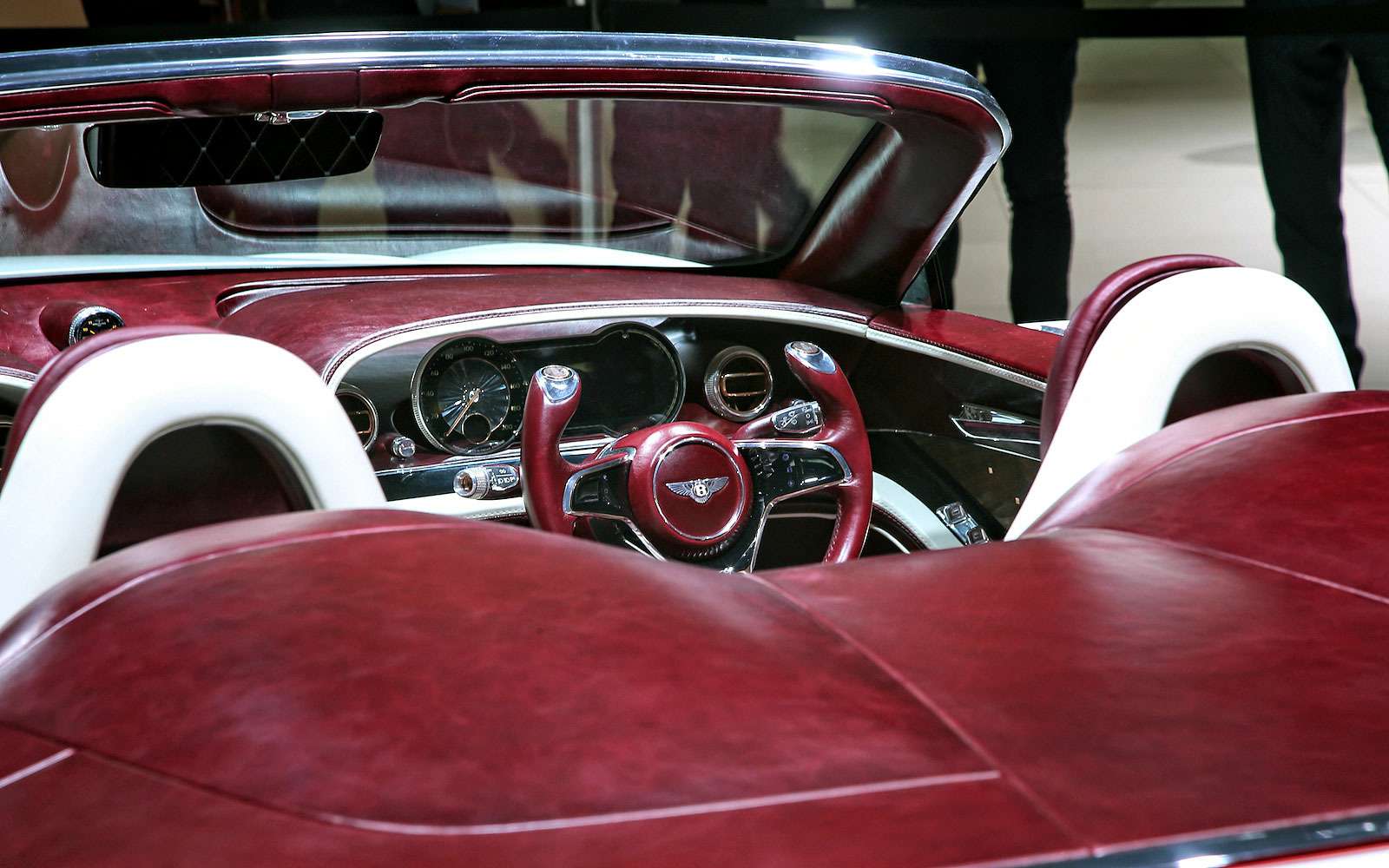 Безвредная красота: Bentley показала родстер EXP 12 Speed 6e — фото 718265