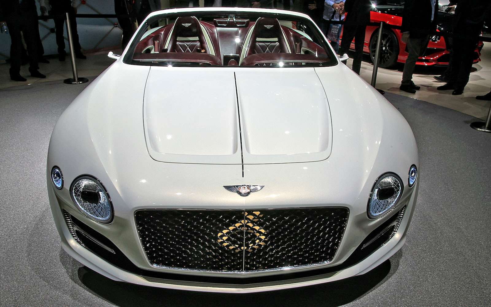 Безвредная красота: Bentley показала родстер EXP 12 Speed 6e — фото 718274