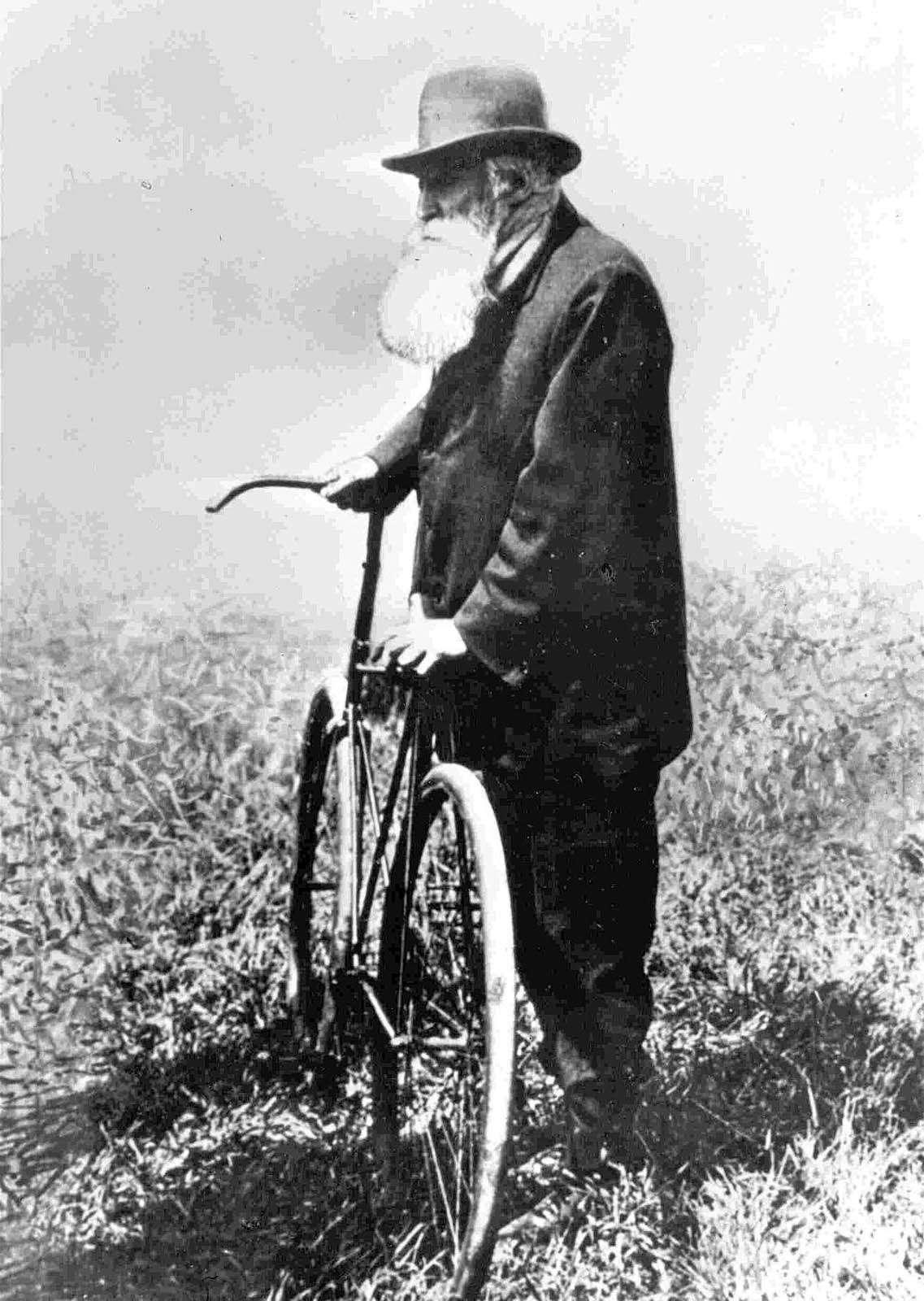 Первый патент на резиново-парусиновую шину получил Роберт Уильям Томсон в 1846 году. В 1888 году Джон Данлоп (на фото) надел на колеса велосипеда своего сына широкие обручи из садового шланга, надутые воздухом. Именно Данлоп считается отцом пневматической шины.