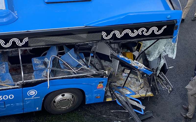 В столкновении грузовика и автобуса пострадали три ребенка и беременная женщина