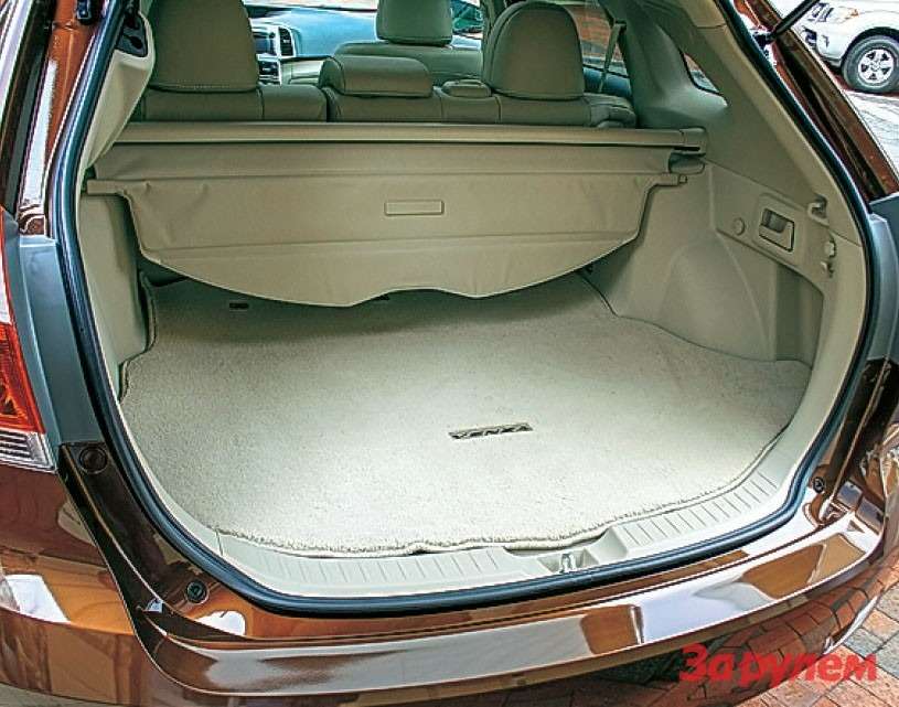 Если разложить сиденье, объем багажника нетрудно увеличить до 1985 л. Под полом — докатка.