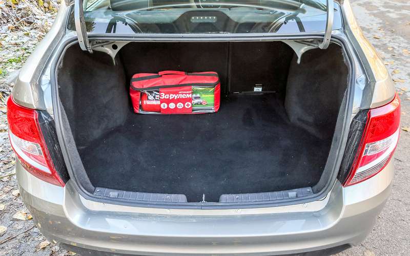Огромный багажник Гранты вмещает, по официальной характеристике, 520 л. В гамме есть хэтчбек с микроскопическим багажником, но можно выбрать лифтбек или универсал, которые позволяют грузить больше.