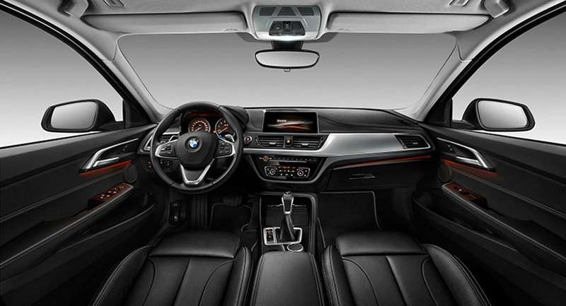 Китайские практики: седан BMW 1-й серии распахнул двери