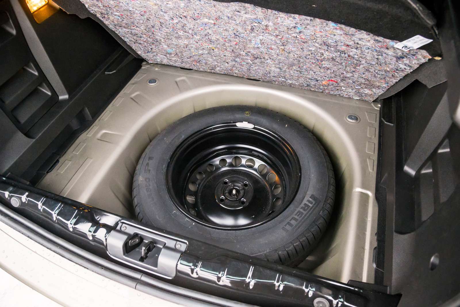 Lada XRAY. Запаска на штампованном диске на дюйм меньше других колес, но по статическому диаметру от них не отличается.