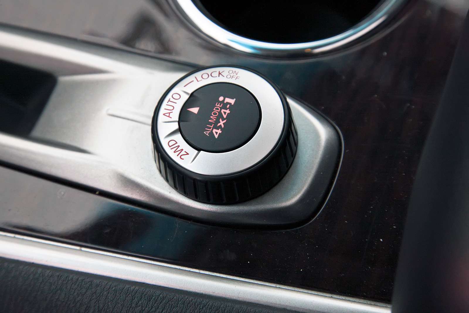 У полноприводной трансмиссии All Mode 4×4i три режима: переднеприводный 2WD, Auto (тяга автоматически распределяется между осями) и 4WD Lock, позволяющий блокировать муфту привода задних колес.