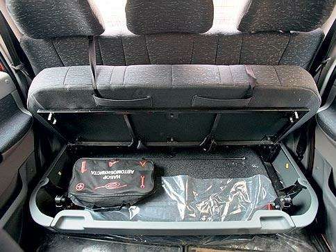 Рундук под задним сиденьем – для инструмента и той мелочи, что не оставишь в открытом кузове.