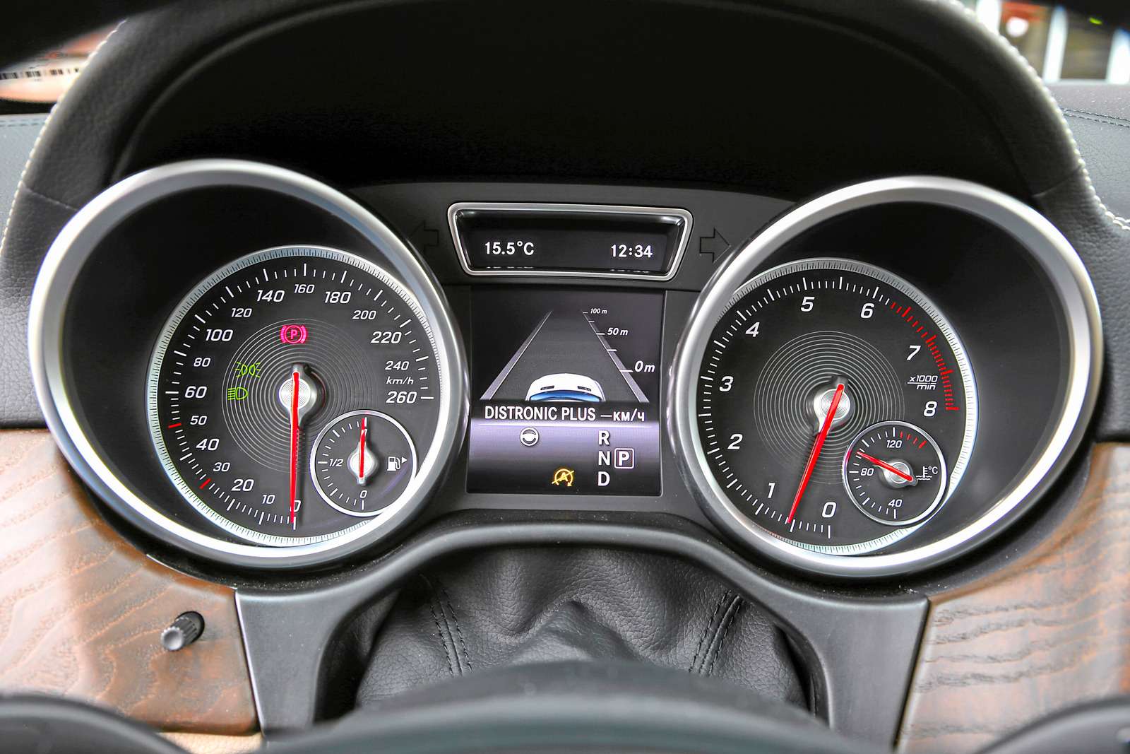 Mercedes-Benz GLE 400 4Matic Coupe. Приборы не перегружены анимацией и хорошо читаются.