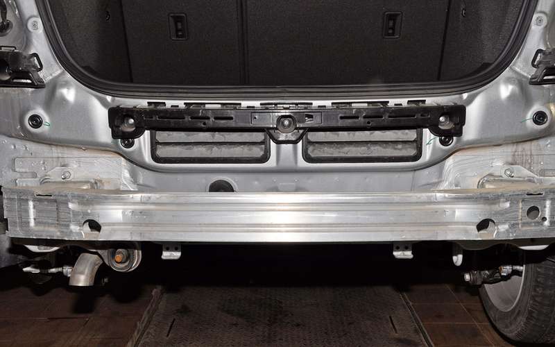 У хэтчбека Chevrolet Cruze отверстия для выхода воздуха расположены под средней частью заднего бампера.