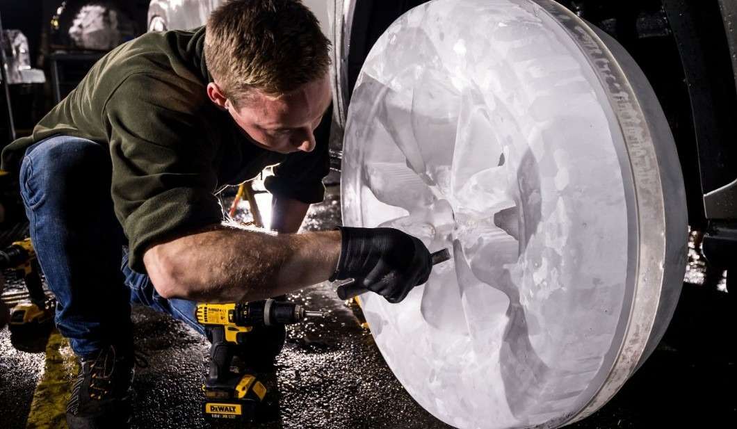 Над проектом по созданию покрышек изо льда трудились четыре профессиональных резчика ледяных скульптур из Hamilton Ice&nbsp;Sculptors