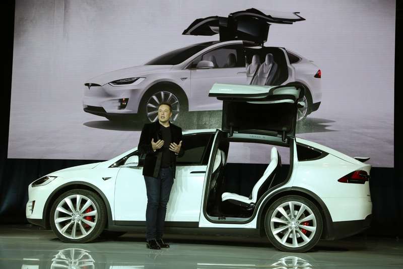 Илон Маск лично проводит презентации своих машин, лично занимается их испытанием, лично нанимает ключевых сотрудников для Tesla Motors и вообще блестяще разбирается в широком круге вопросов. Безусловно, этот гениальный предприниматель войдет в историю.