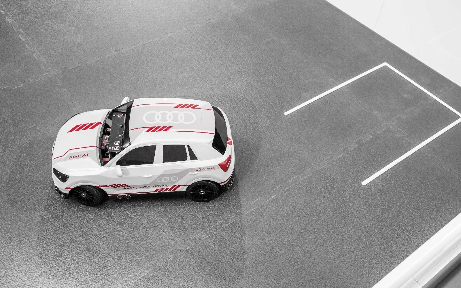 Игры искусственного разума: Audi воспитывает в манеже маленького робота — фото 674040