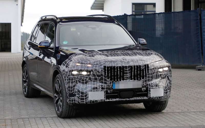 Обновленный BMW X7 получит «двухэтажные» фары