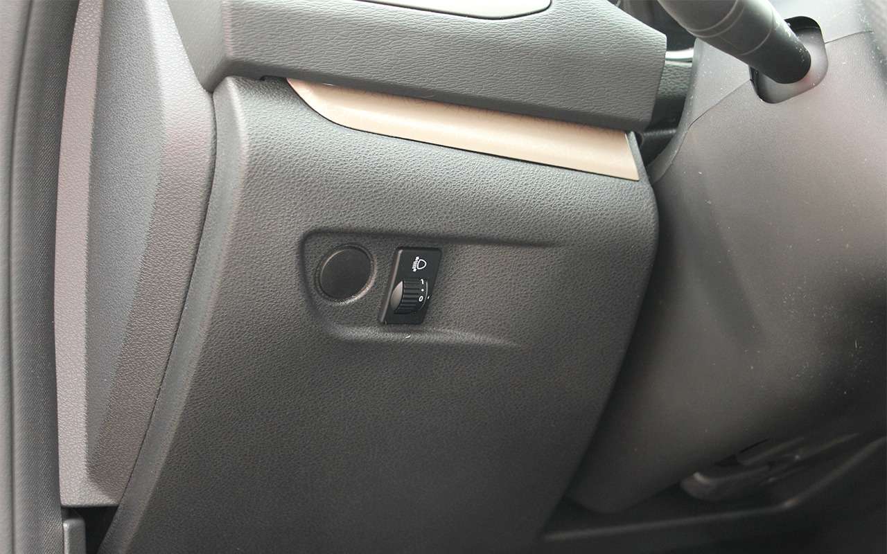У редакционной Весты багажник можно открыть двумя способами: или кнопкой на передней панели, или нажатием кнопки на ключе. Теперь же на передней панели заглушка, зато кнопка открытия появилась и на самой крышке багажника.