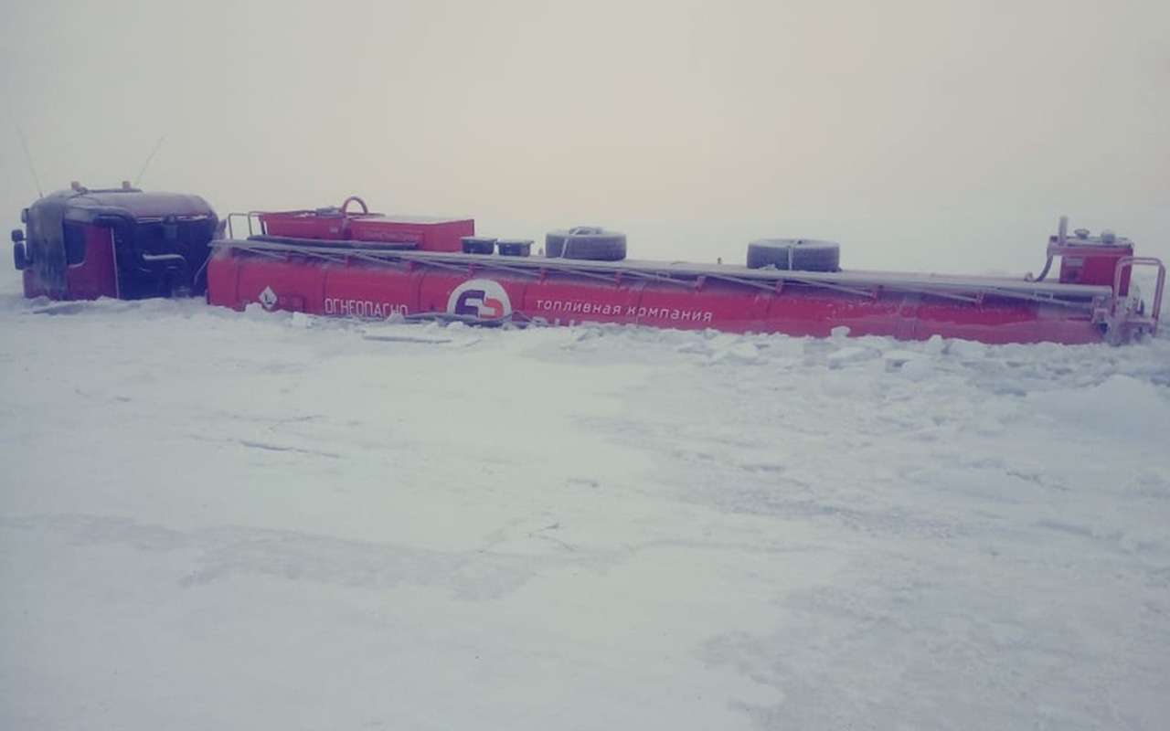 В Якутии под лед провалились два бензовоза — фото 939259