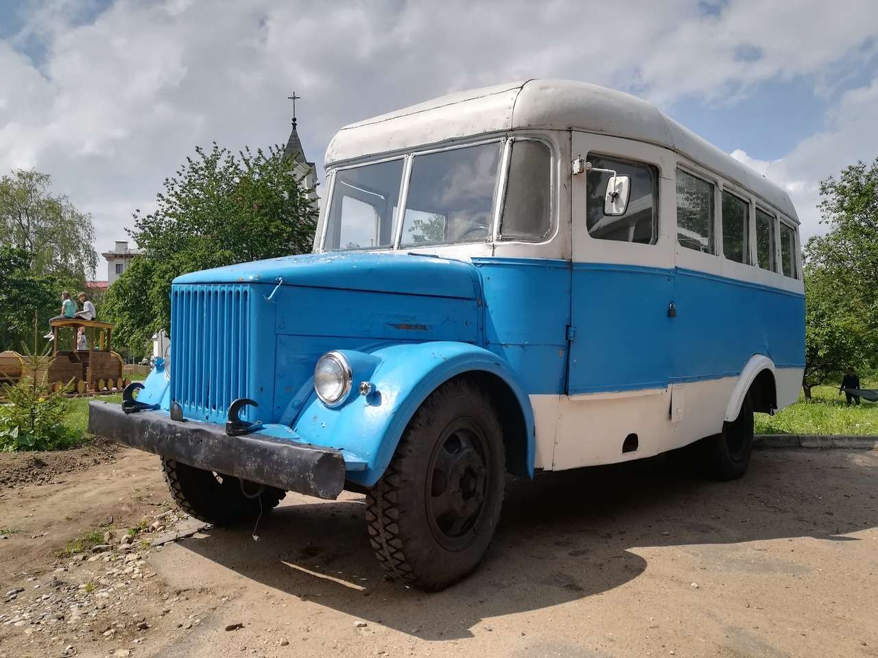 Автобусы типа ГЗА-651 были, пожалуй, самыми массовыми в СССР. Их выпускали десятки заводов в течение более 30 лет. Это были и ПАЗ, и КАвЗ, и авторемонтные заводы. В Беларуси тоже собирали, а затем и капитально ремонтировали автобусы этого типа, в городе Борисове, что под Минском.
