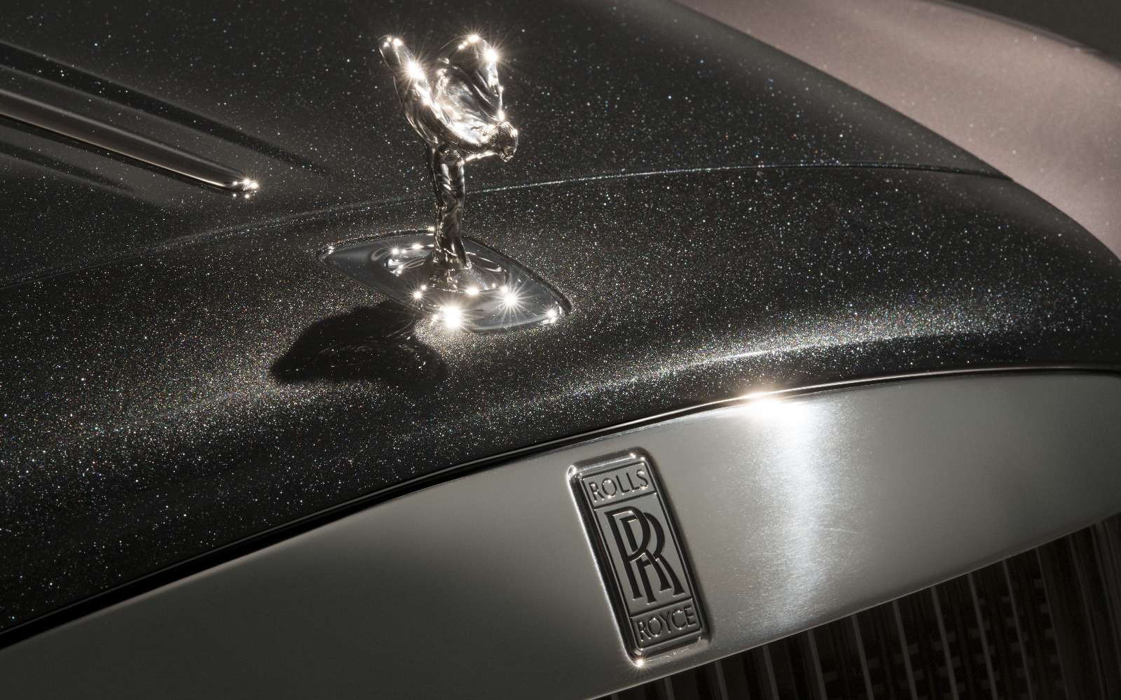 Бриллиантовый дым: Rolls-Royce начал подмешивать в краску драгоценные камни — фото 717034