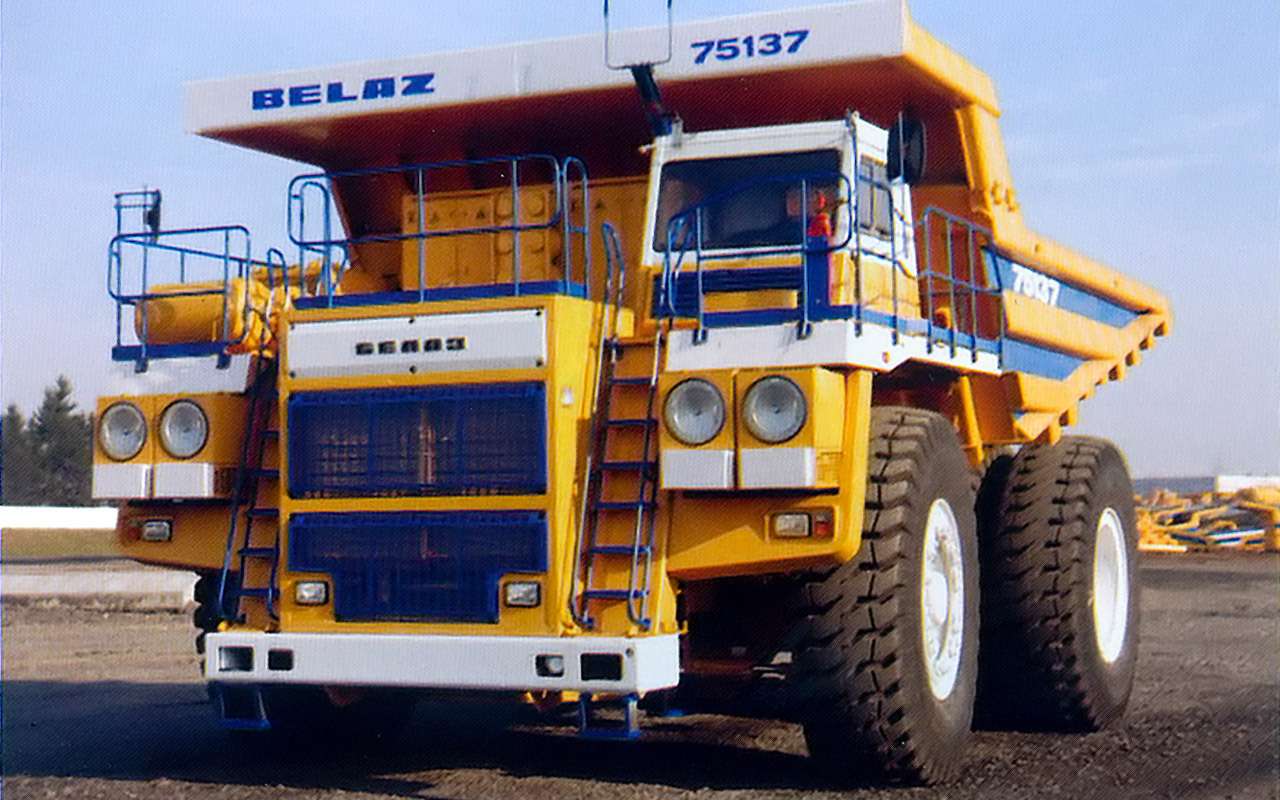 Первый карьерный самосвал с системой дистанционного управления – БелАЗ‑75137 появился в 2010 году. От обычного грузовика его отличает рог антенны на кабине.