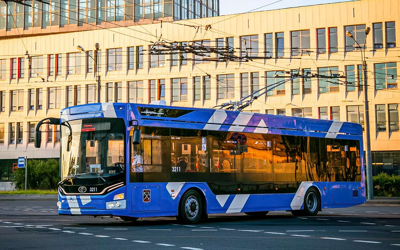 Низкопольный троллейбус ПКТС‑6281 «Адмирал» представлен в 2015 году. На сегодня свыше 280 таких машин работают в нескольких городах. Внутри и снаружи выглядит не хуже электробуса, номинальная вместимость выше – 95 человек против 85.