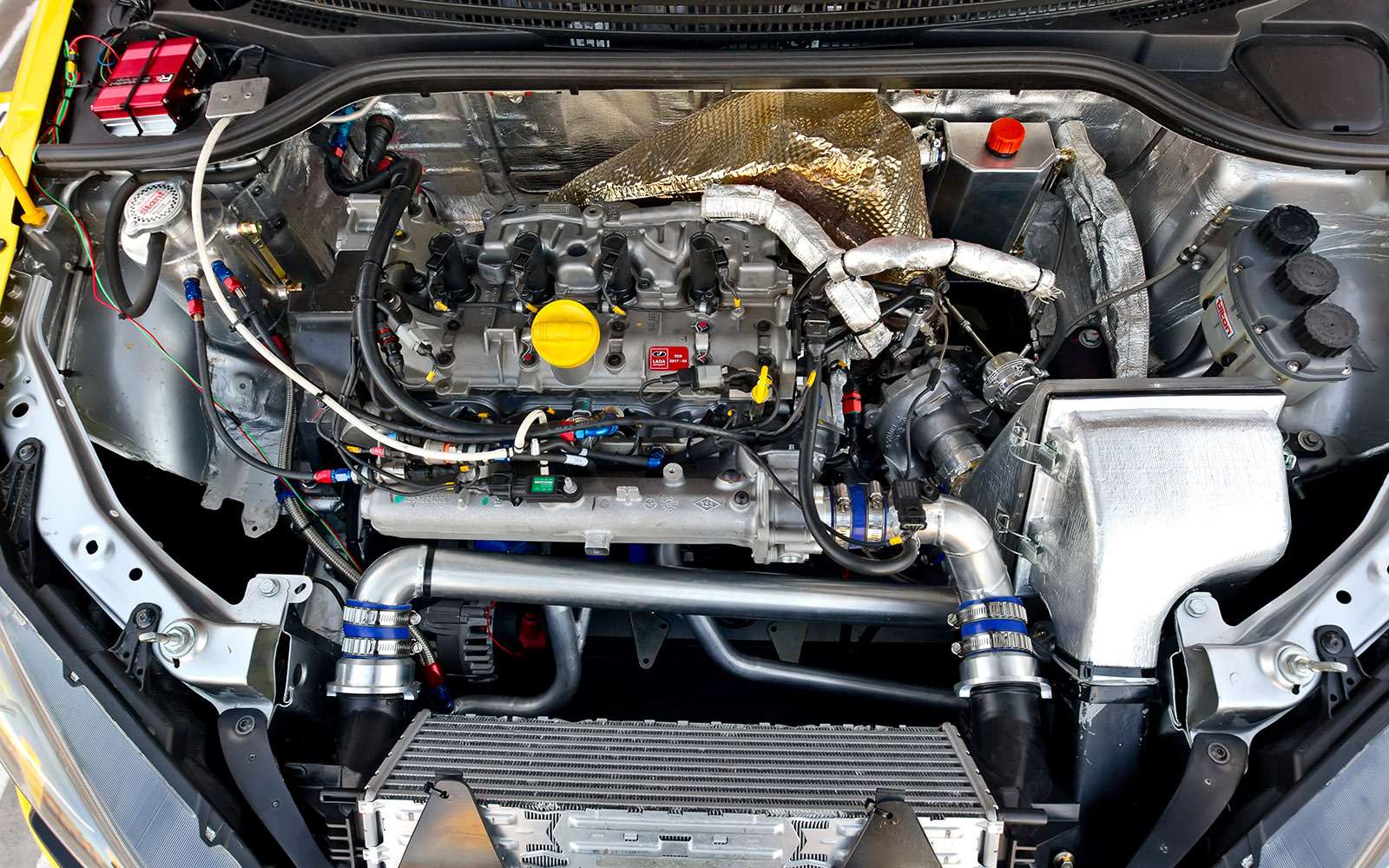 Двигатель Renault FR4T, который на гражданском хэтче Megane RS развивает 265 л.с., благодаря более производительной турбине от BMW выдает 350 л.с. и 410 Н·м. Настройкой занимались французы из фирмы Oreca.