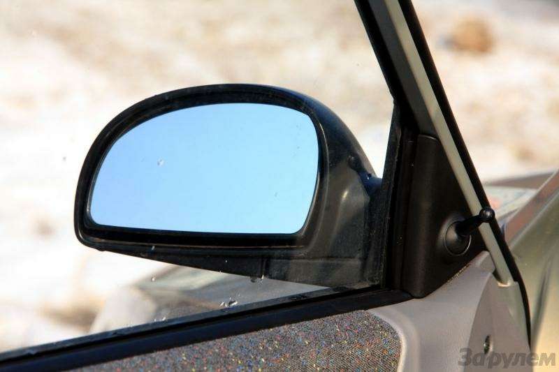 На автомобилях в недорогих комплектациях МТ0 и МТ1 регулировать зеркала и поднимать стекла придется вручную.