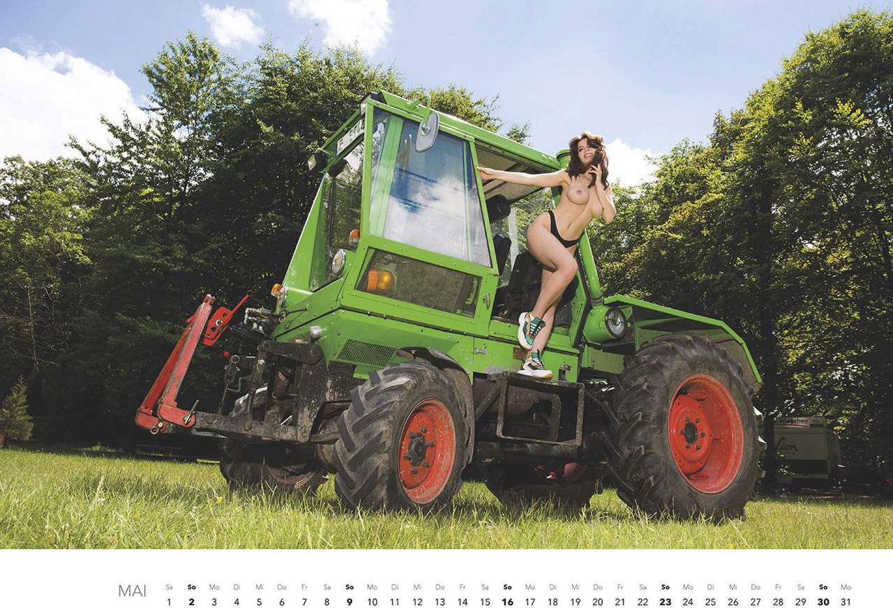 Первый календарь на 2021 год: не очень одетые трактористки (18+) — фото 1196280