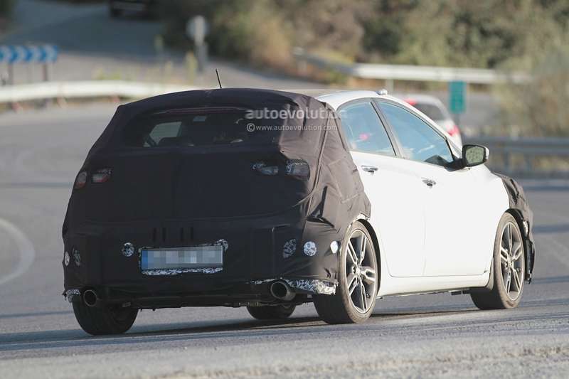 spyshots-hyundai-i30-n-hot-hatch-seen-for-the-first-time_6