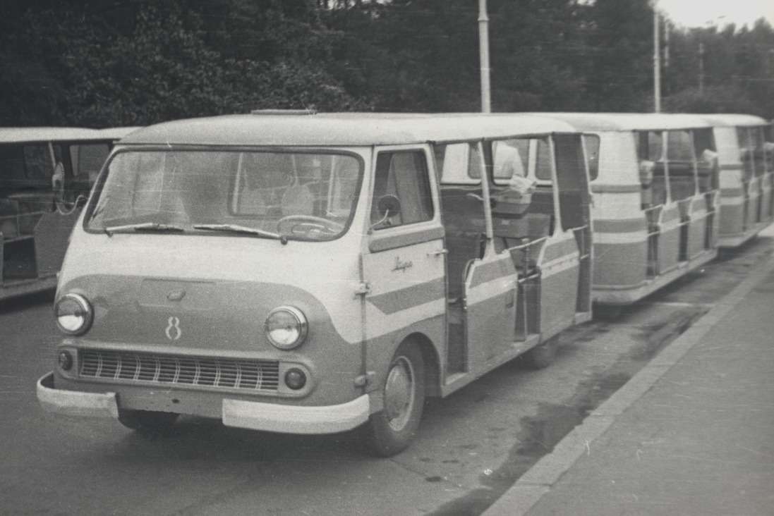 Автопоезд РАФ-980-979 «Рига» перевозил гостей ВДНХ в Москве вплоть до 1980 года. Острословы прозвали его «Босоножкой»