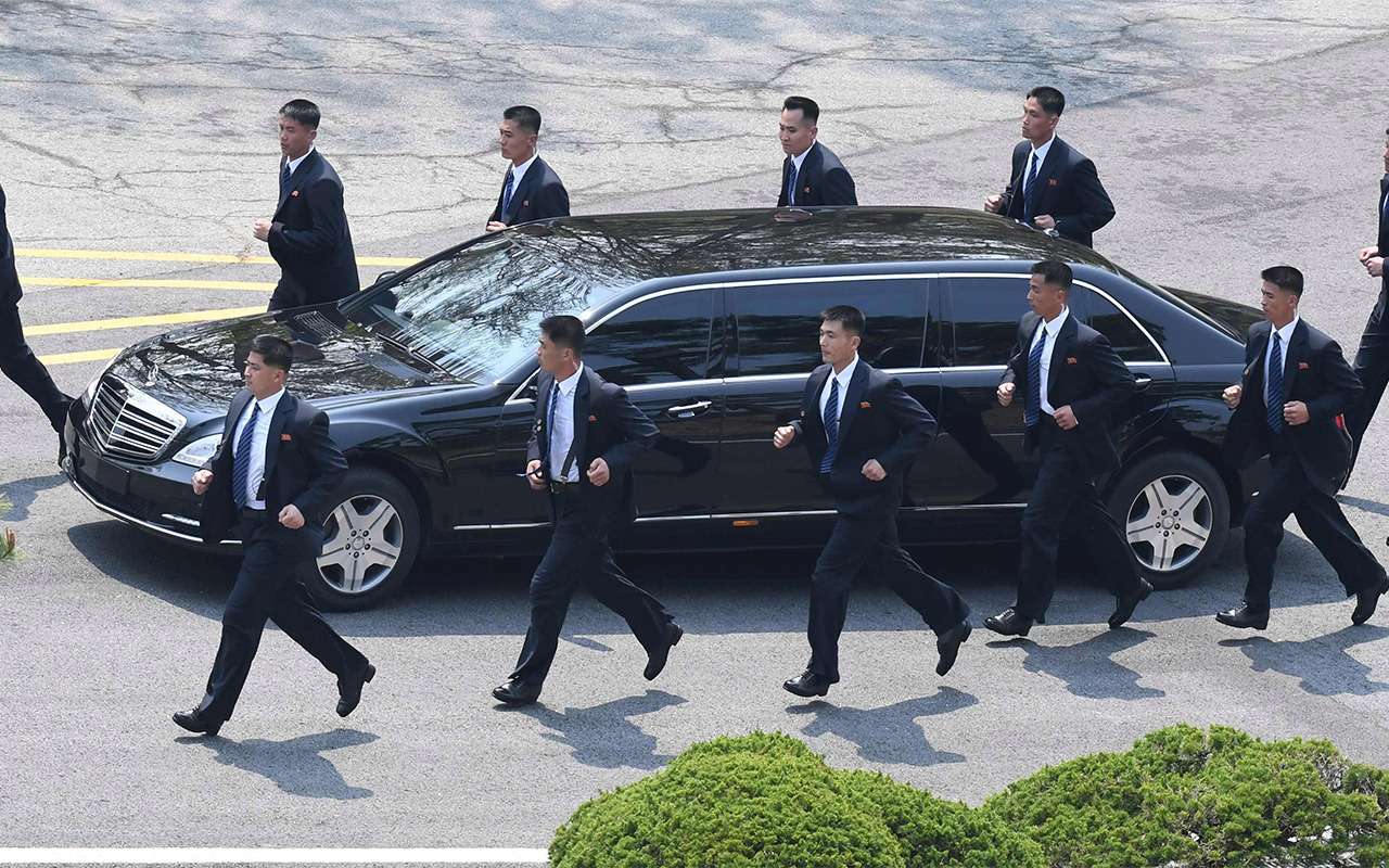 В окружении 12 бегущих охранников: курьезное видео сопровождения лидера КНДР — фото 866402