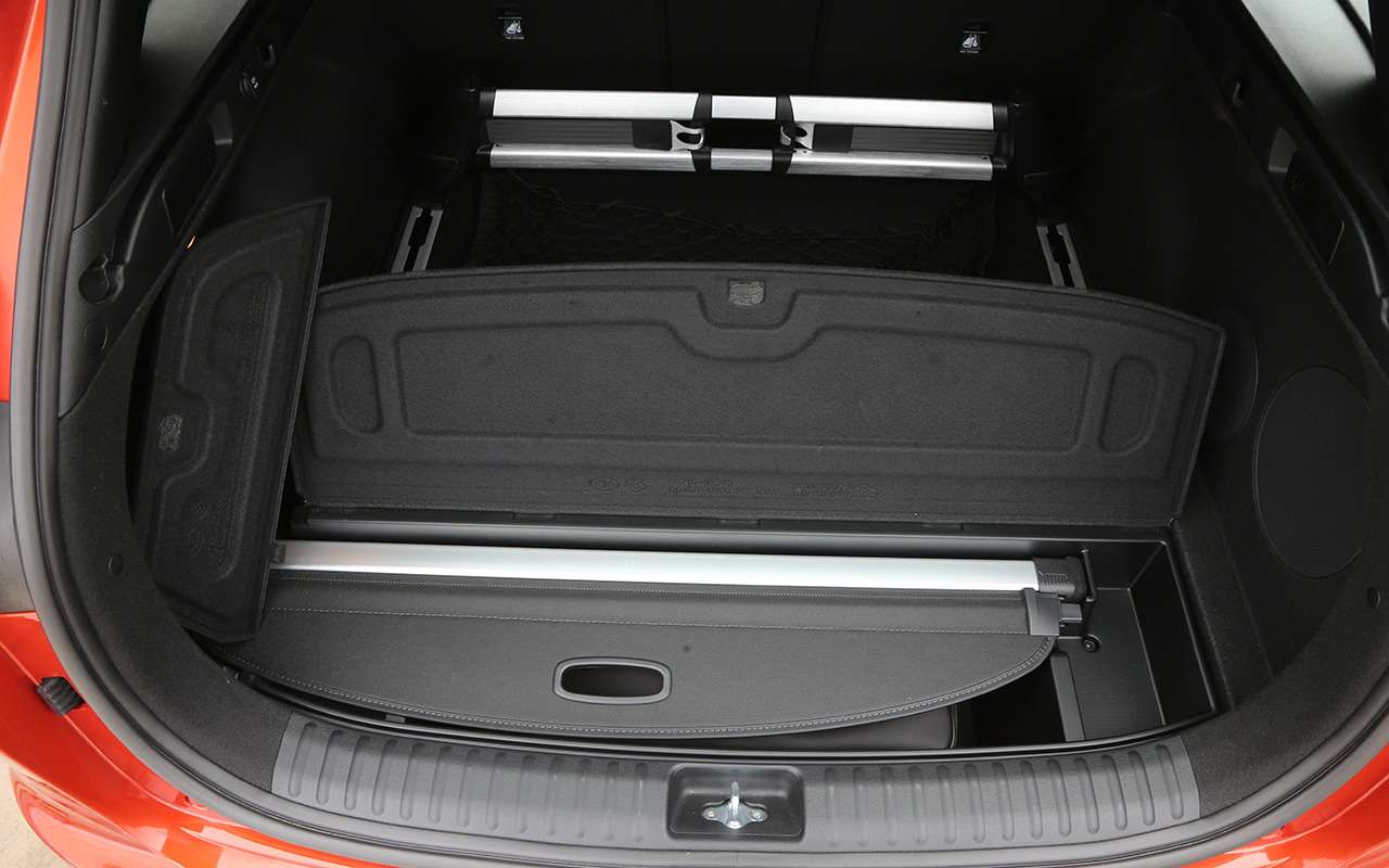 По нашим замерам, багажник вмещает 428 литров, что очень неплохо. В подполе есть отделение для снятой шторки.