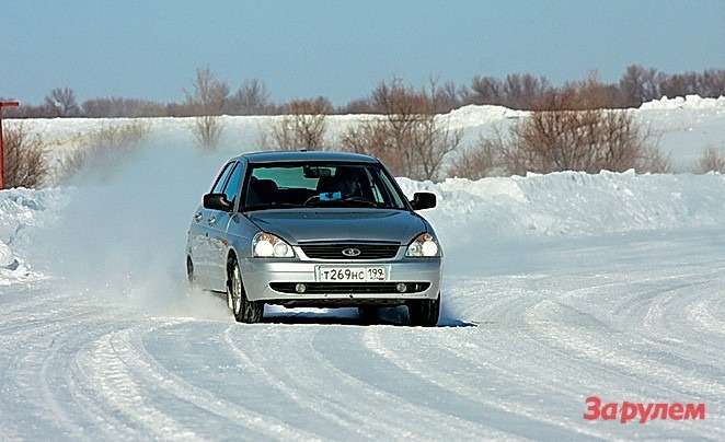 Поперечное сцепление шин определяется по максимальной скорости на ледяном и укатанном снежном кругах.