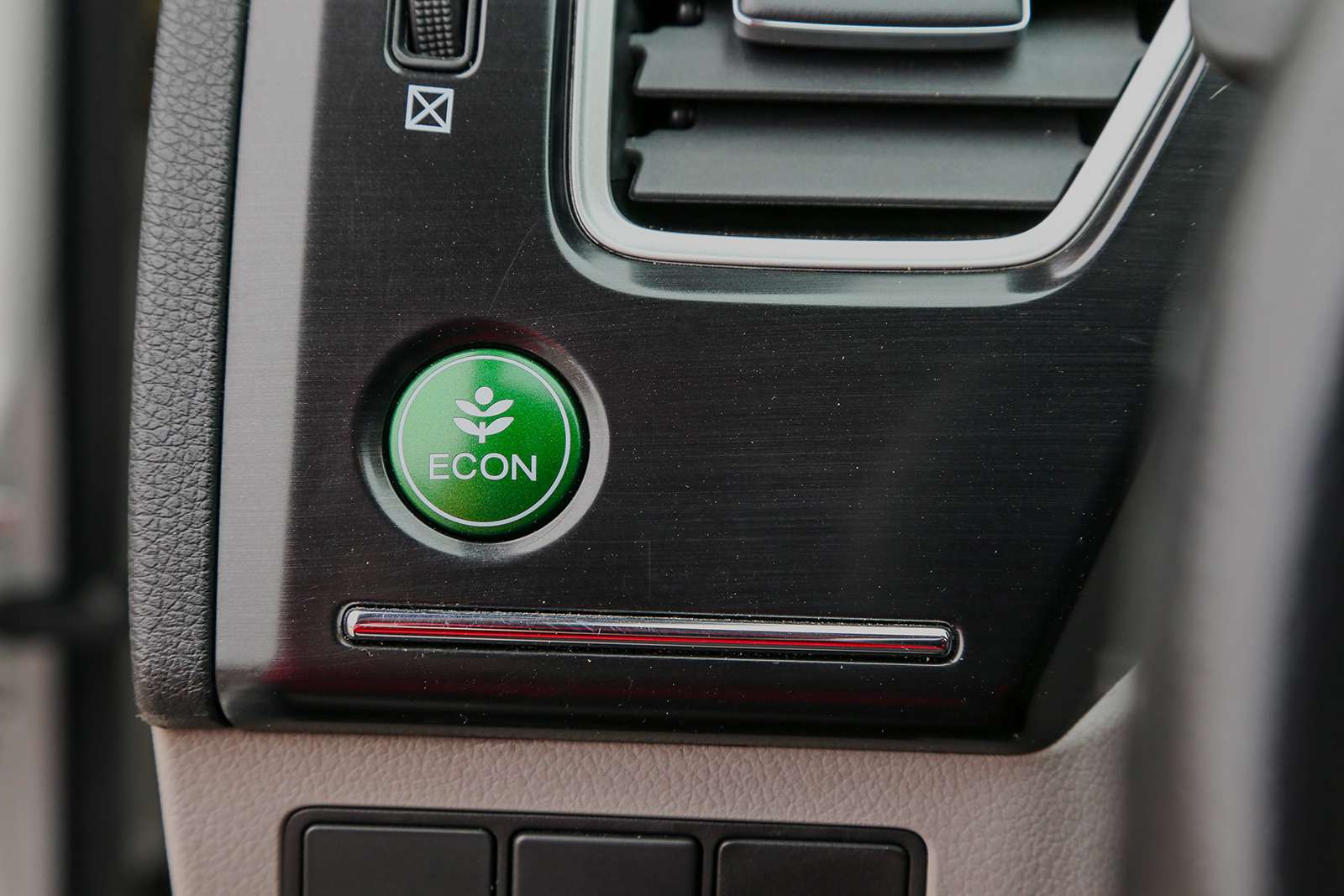 Кнопка ECON сбивает с мотора спесь и помогает экономить стакан-другой бензина. Для новичков этот режим небесполезен на скользкой дороге.