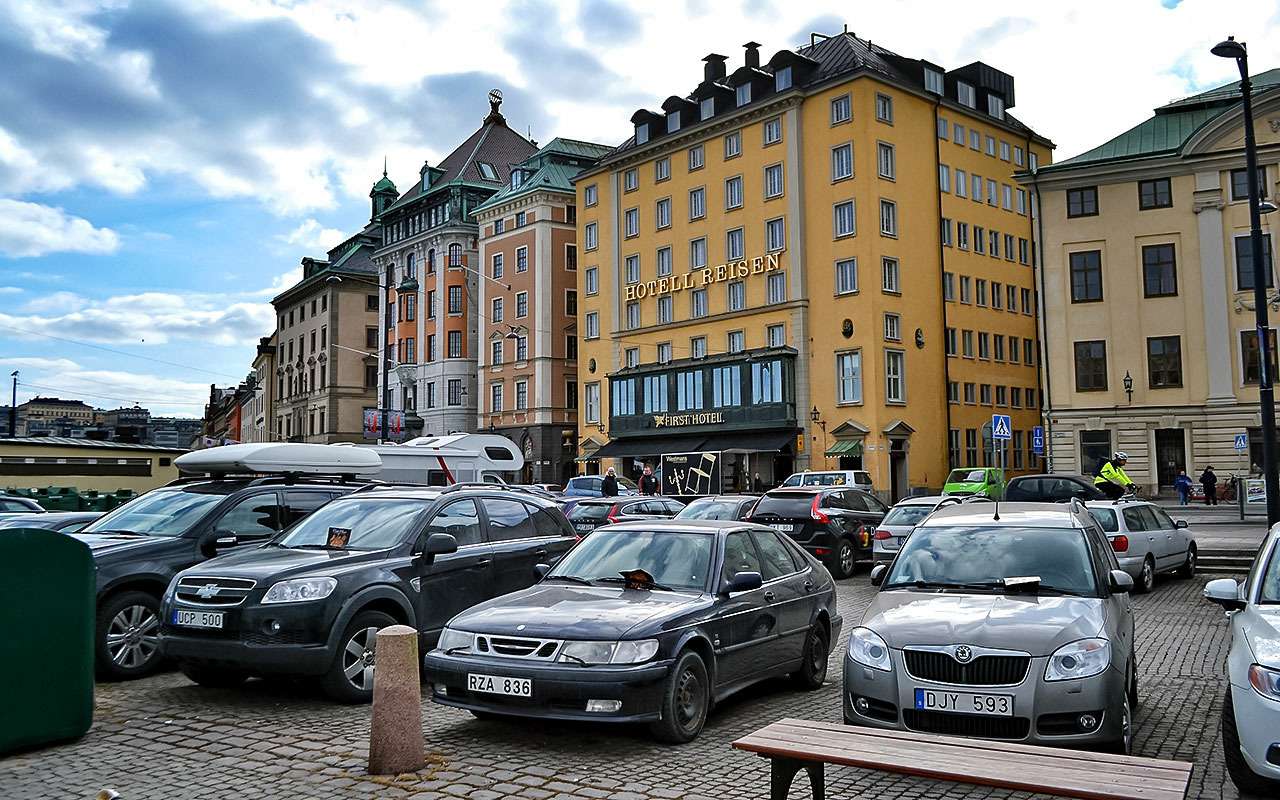 3610₽ в час. Стокгольм, Швеция. Удивительно, но лидером в рейтинге самых дорогих парковок в мире является столица Швеции. Один час парковки в центре Стокгольма обходится в 50 крон, или 3610 рублей. Выезд за пределы центра меняет ситуацию незначительно — цена снизится до 26 крон, или 1875 рублей. Зон бесплатной парковки в городе нет. Только в праздничные дни и выходные стоимость в некоторых районах снижается до нуля. Зато и проблем со свободными местами тоже нет. Единственный вариант не разориться на парковке — оставить машину на окраине города за 20 крон (1440₽) в день и отправиться на осмотр достопримечательностей на общественном транспорте.