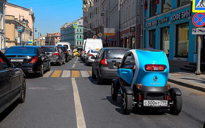 Самый странный автомобиль в России: дачно-городской тест Renault Twizy