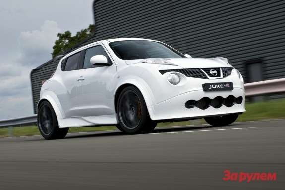 Production Nissan Juke-R side-front view