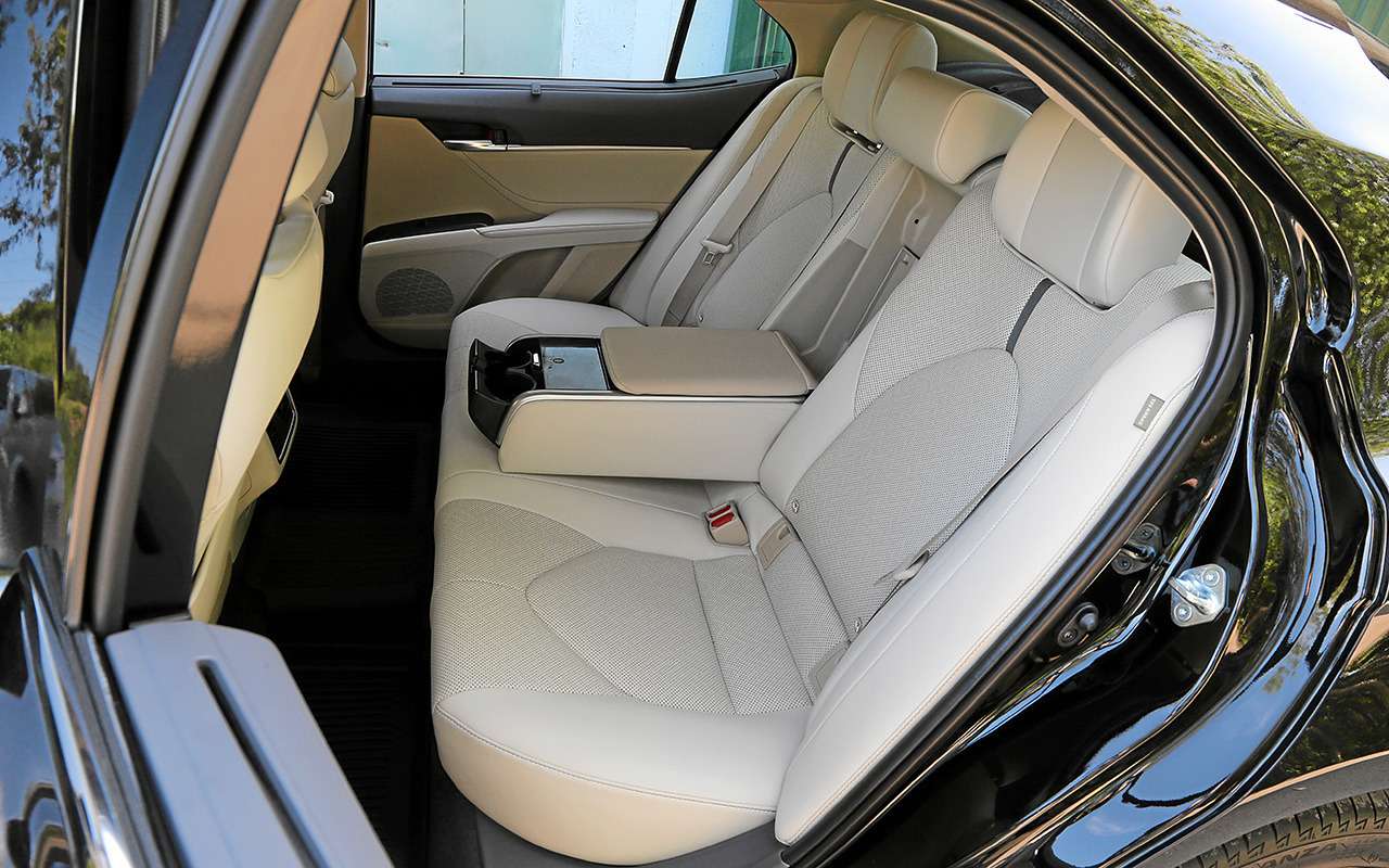 Из фишек заднего сиденья Kia K5 (нижнее фото) – возможность подвинуть правого переднего пассажира. В Тойоте удобств больше, и некоторые из них уникальны для сегмента.