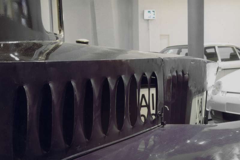 Охлаждение двигателя Tropfenwagen осложнялось его обтекаемой формой — воздухозаборники находились в зоне разрежения. Задние номерные знаки — плексигласовые, подсвечиваются изнутри. Фото публикуется с разрешения Deutsches Museum Verkehrszentrum