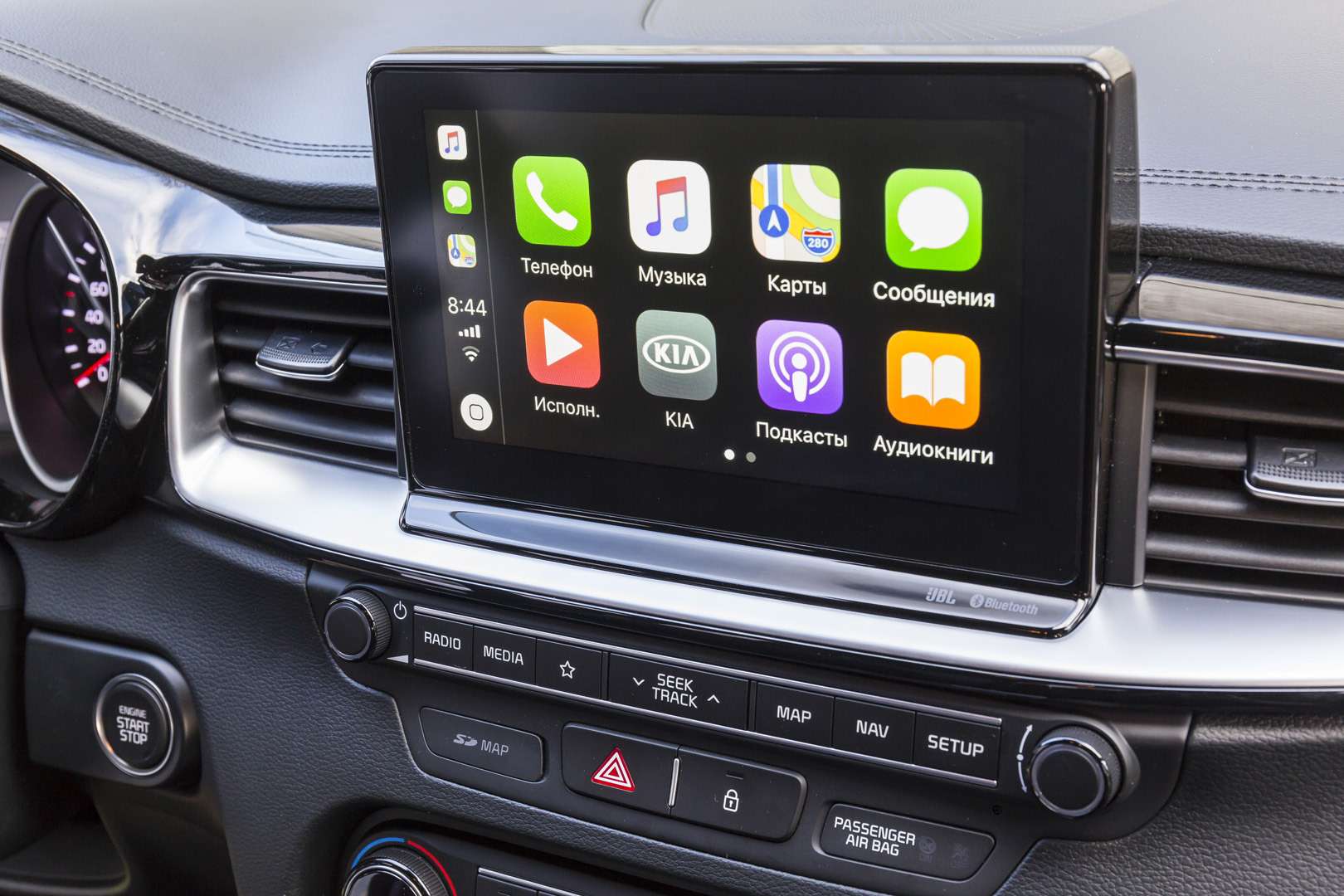 В новом поколении Kia ProCeed научили дружить с Apple Car Play и Android Auto.