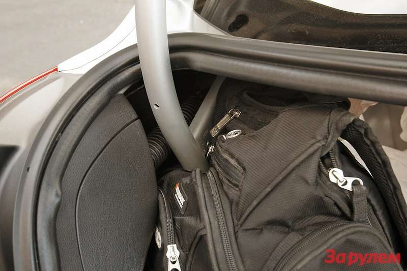 Петли – главное неудобство багажника, при неаккуратной укладке они рвут полажу
